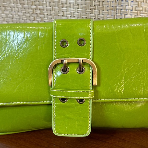 🌟3xHP🌟Bright Spring Green Faux Leather Convertible Clutch On Chain by Shiraleah - Picture 2 of 14